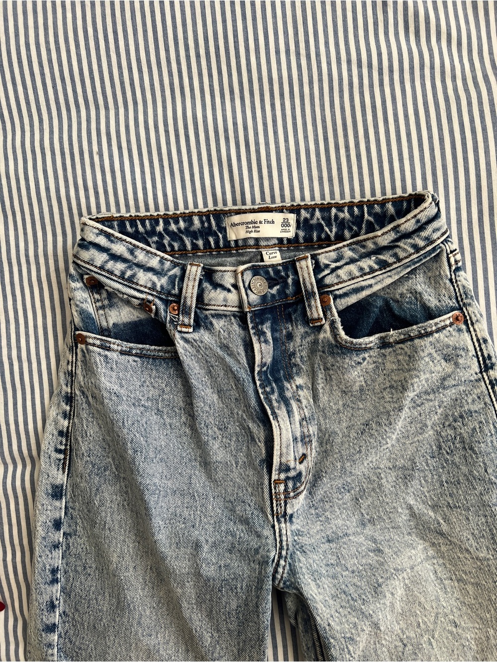 A&F ‘The Mom High Rise’ Jeans, size 23/000